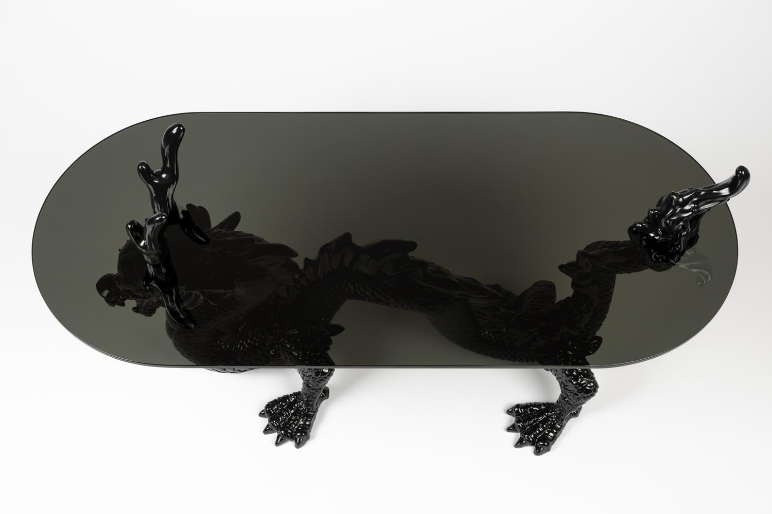 Einzigartiger Couchtisch „Bastard“ von Bold Monkey mit lebendigem Drachenmotiv – ein kreatives Highlight für Ihr Zuhause.