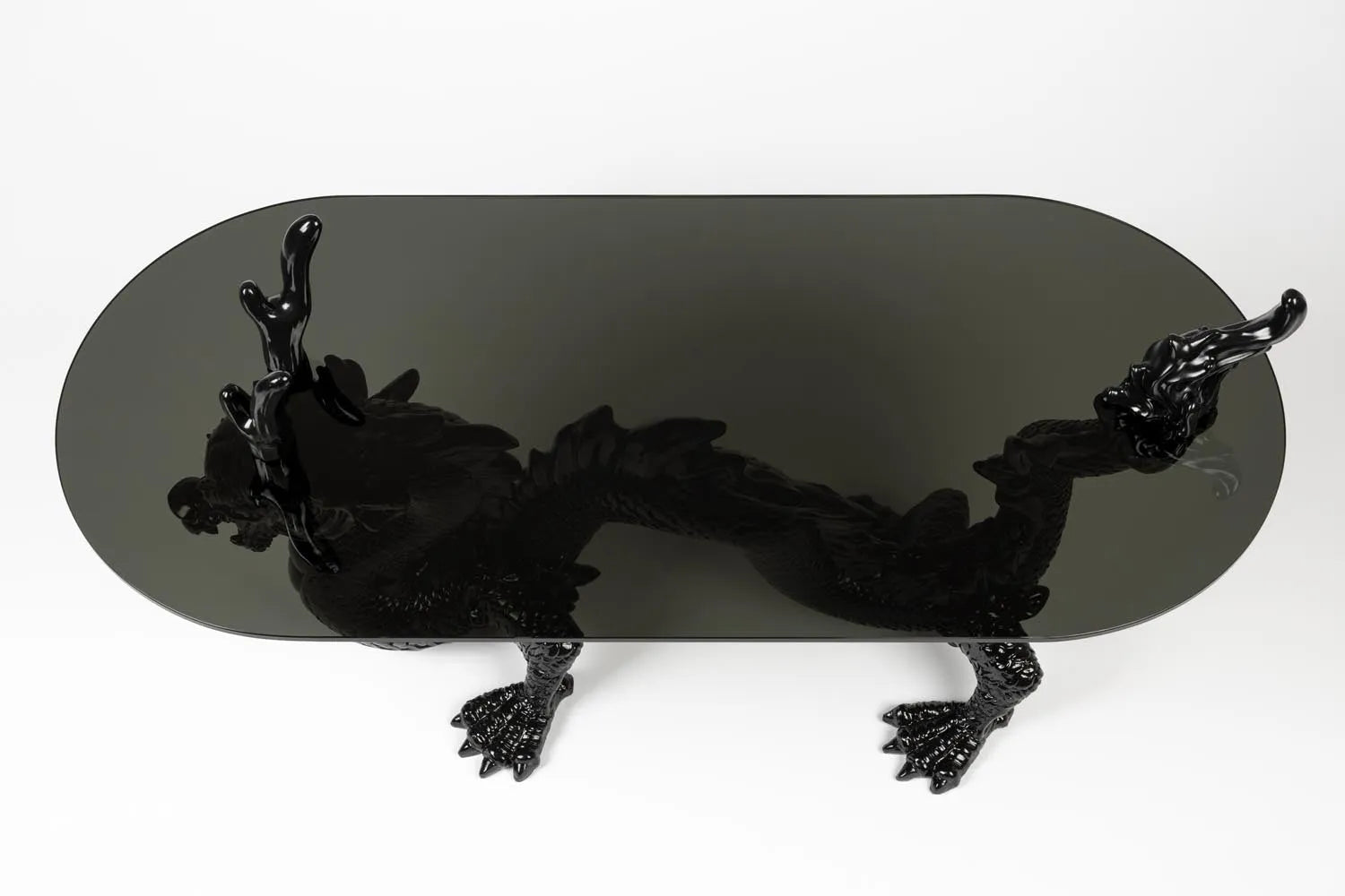 Extravaganter Couchtisch „Bastard“ mit faszinierendem Drachenmotiv.