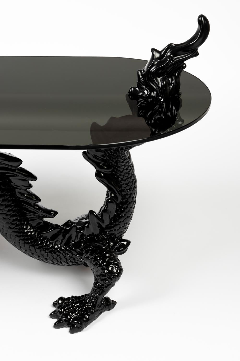Kreativer Couchtisch „Bastard“ von Bold Monkey mit faszinierendem Drachenmotiv – ein stilvolles und funktionales Möbelstück für jeden Raum.
