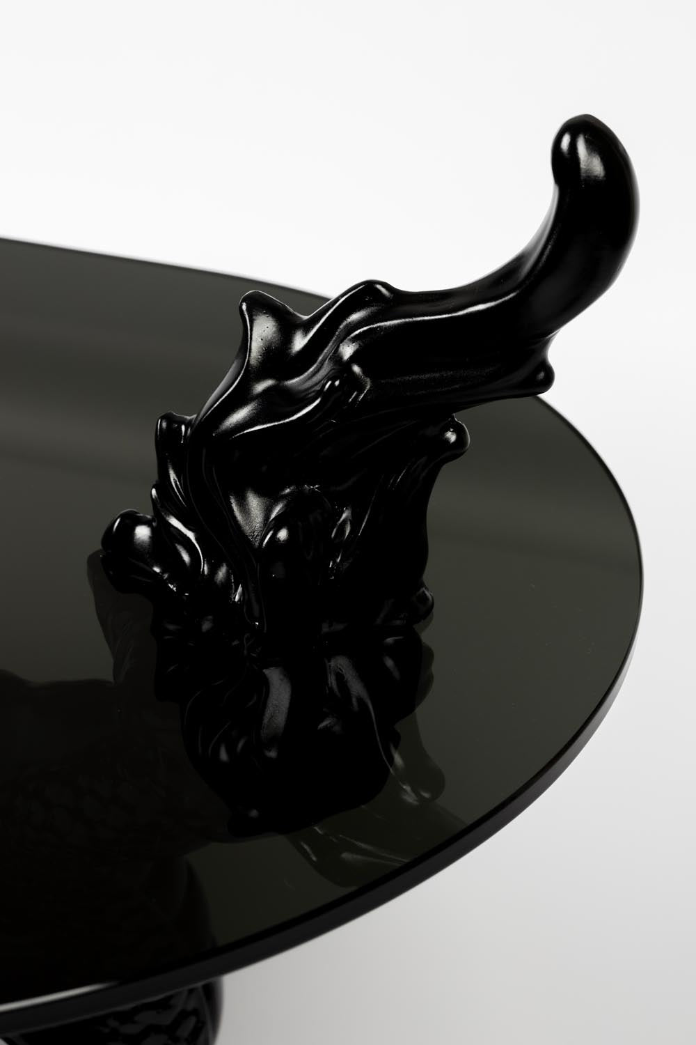 Einzigartiger Couchtisch „Bastard“ von Bold Monkey mit lebendigem Drachenmotiv – perfektes Design für kreative Wohnräume.