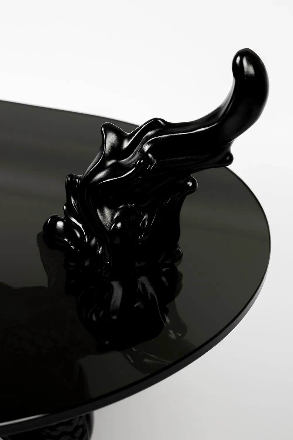 Stilvoller Couchtisch „Bastard“ mit eindrucksvollem Drachen-Design.
