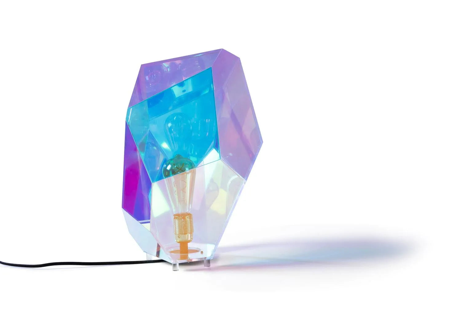 Elegante Tischlampe in Diamantform, goldene Oberfläche, E27-Fassung, ideal für Sideboards und Nachttische.