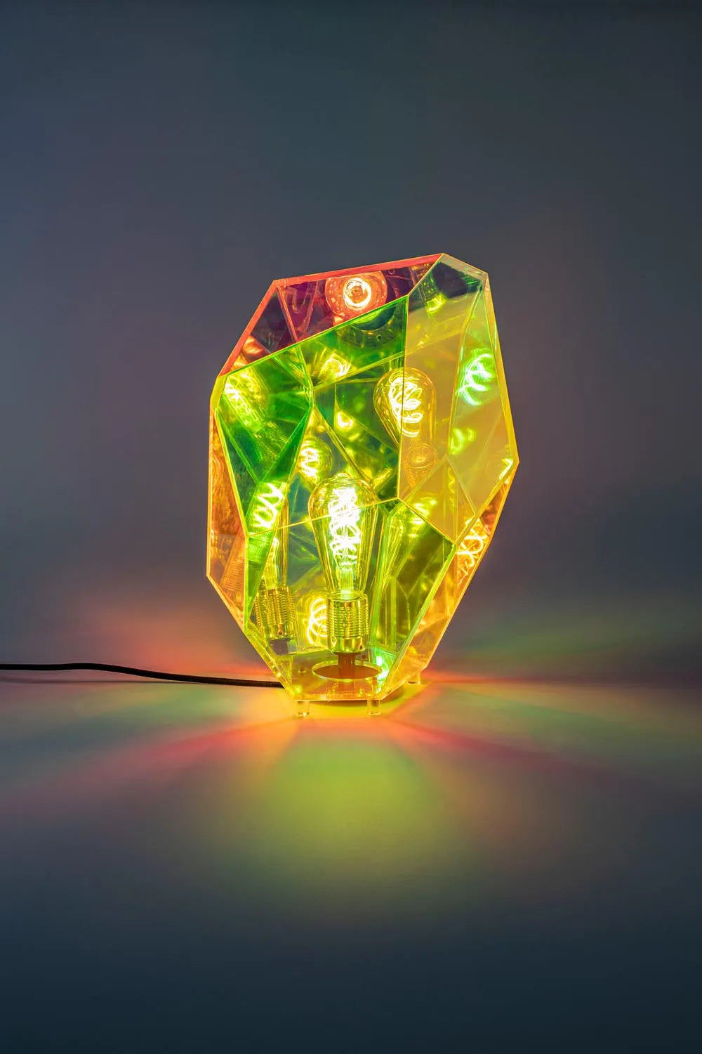 Stilvolle Diamond Dear Tischlampe von Bold Monkey für modernes Ambiente.