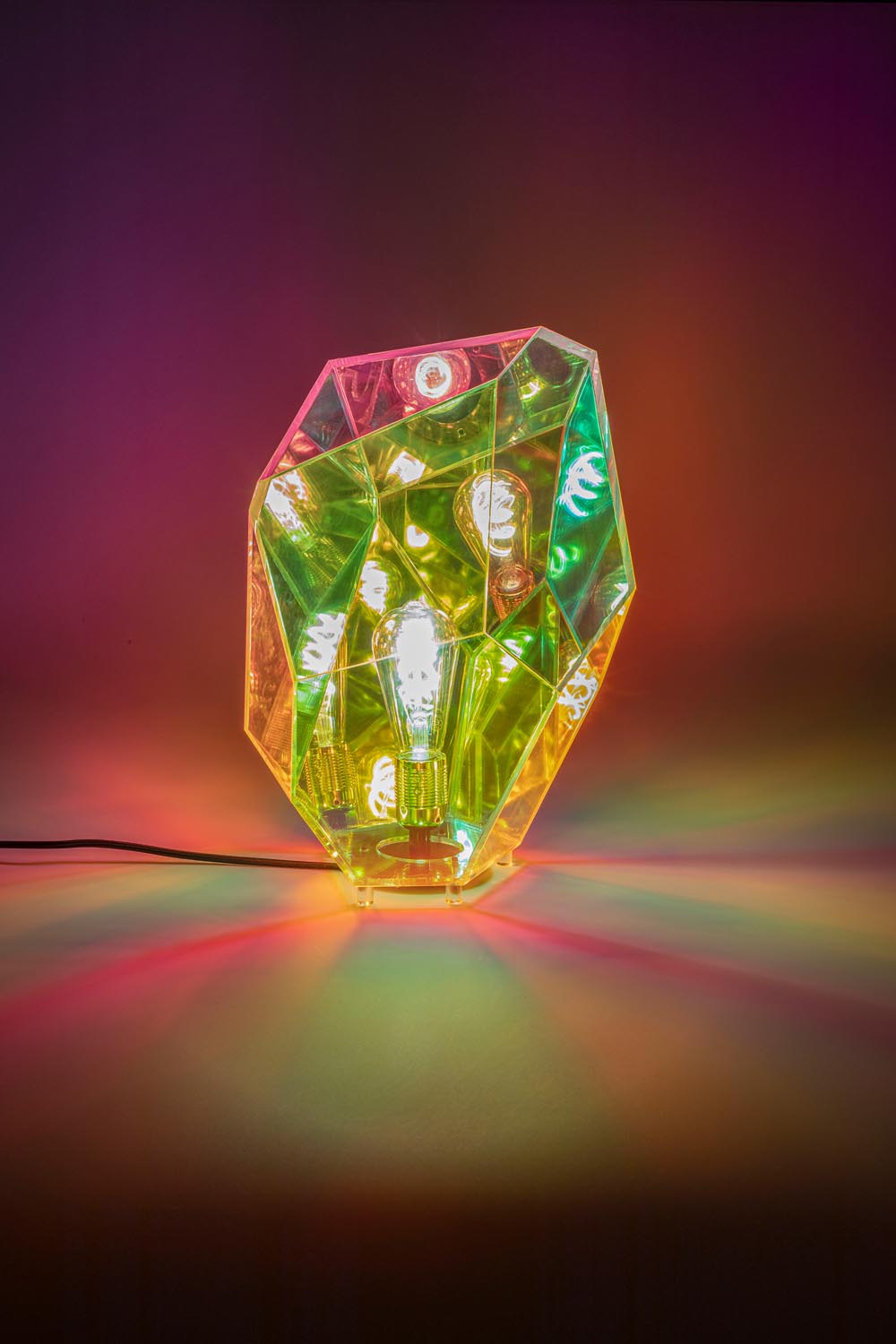 Diamond Dear Tischlampe: Einzigartiges Design für stilvolle Räume.