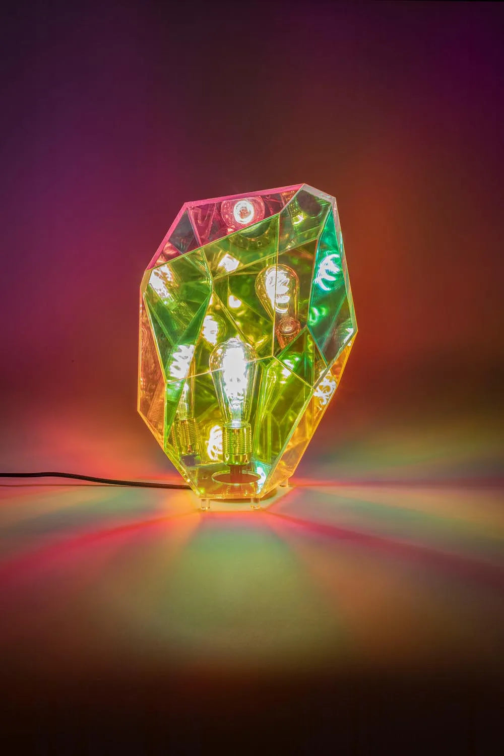 Diamond Dear Tischlampe: Einzigartiges Design für stilvolle Räume.