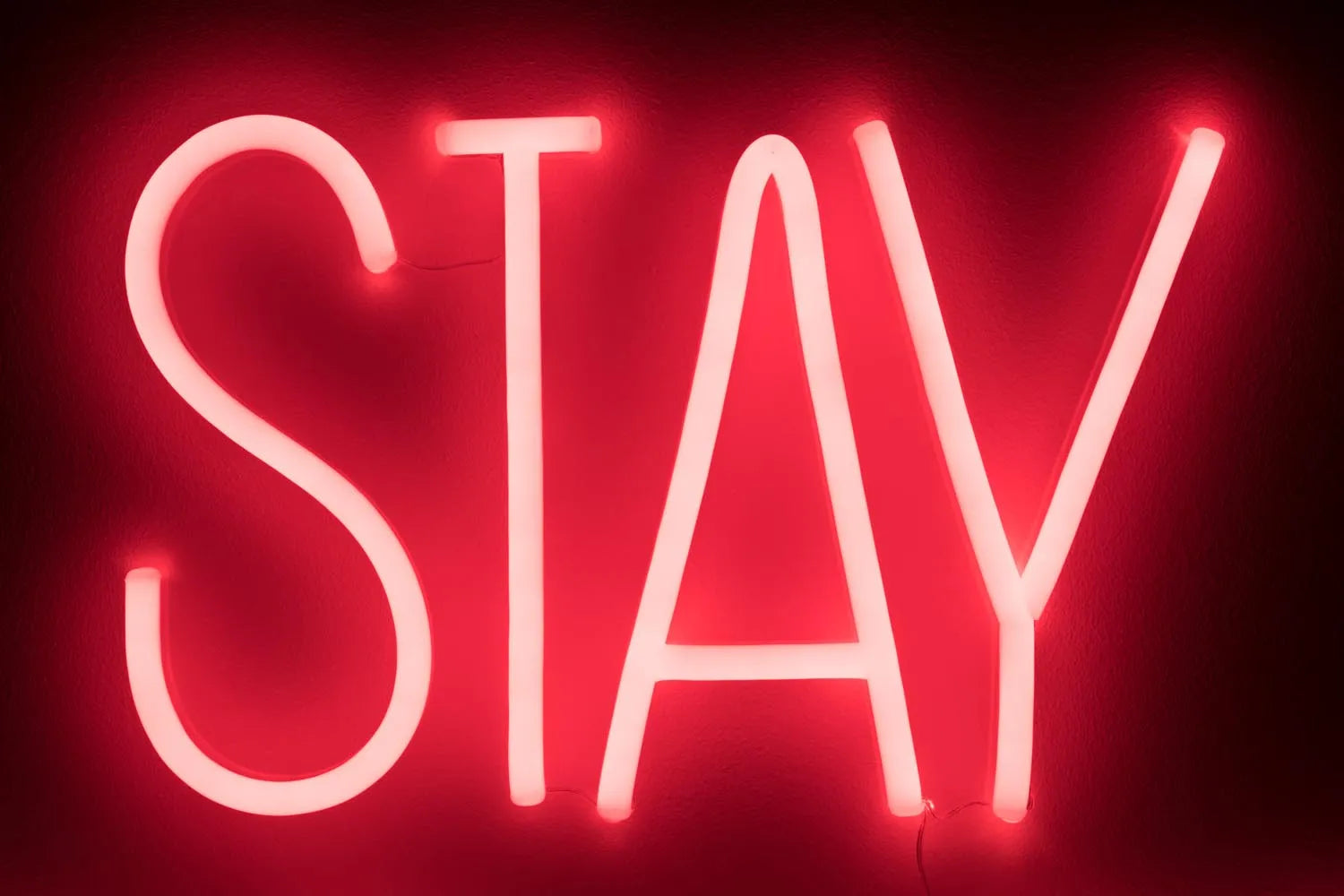 Setzen Sie ein Statement mit dem auffälligen LED Neon Wandschild.