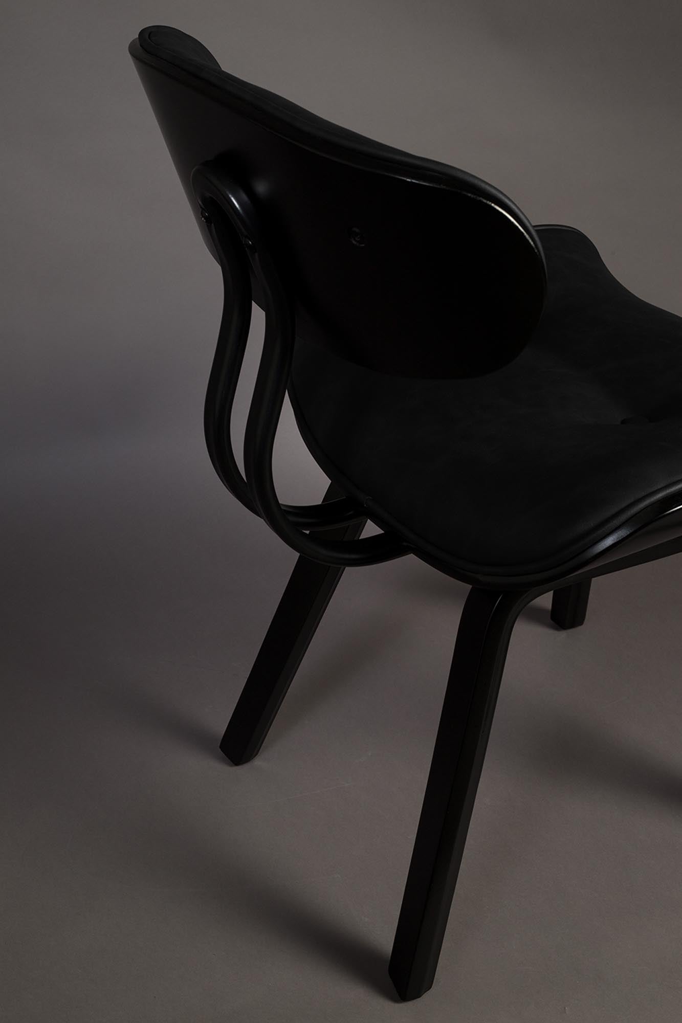 Der Stuhl Blackwood von Dutchbone besticht durch sein luxuriöses Holzdesign und zeitlose Eleganz. Ideal für jedes Zuhause.
