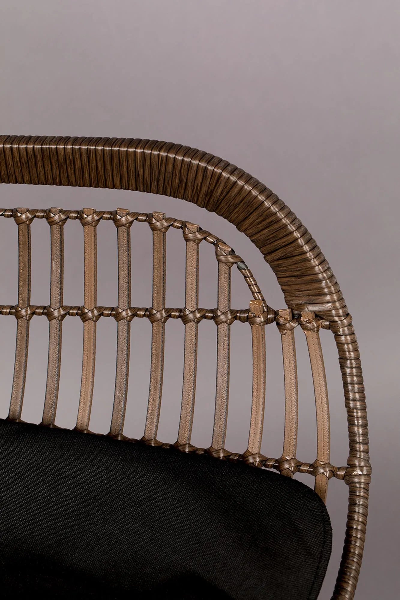 Eleganter Cantik Outdoor-Stuhl von Dutchbone für moderne Gärten.