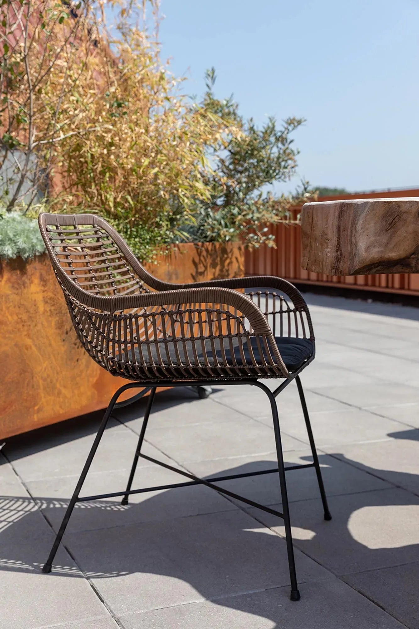 Eleganter Cantik Outdoor-Armlehnstuhl von Dutchbone für Gartenfreunde.