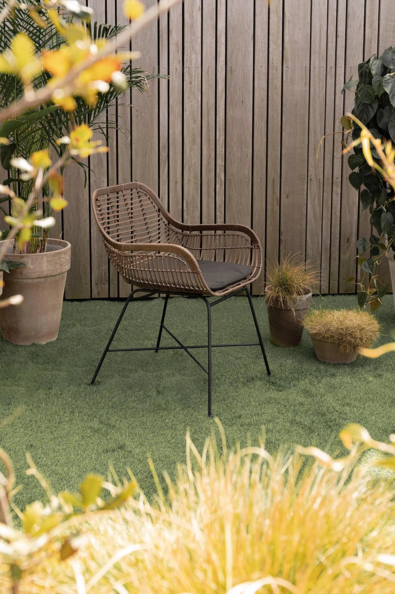 Cantik Outdoor-Armlehnstuhl: Dutchbone-Design für stilvolle Terrassen.