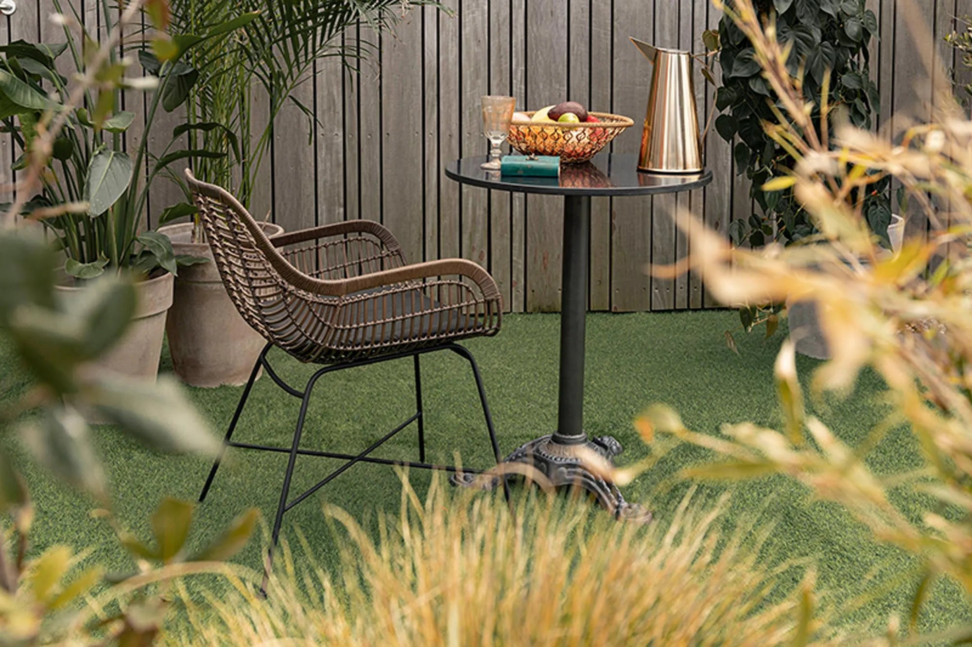Eleganter Cantik Outdoor-Stuhl von Dutchbone für moderne Gärten.