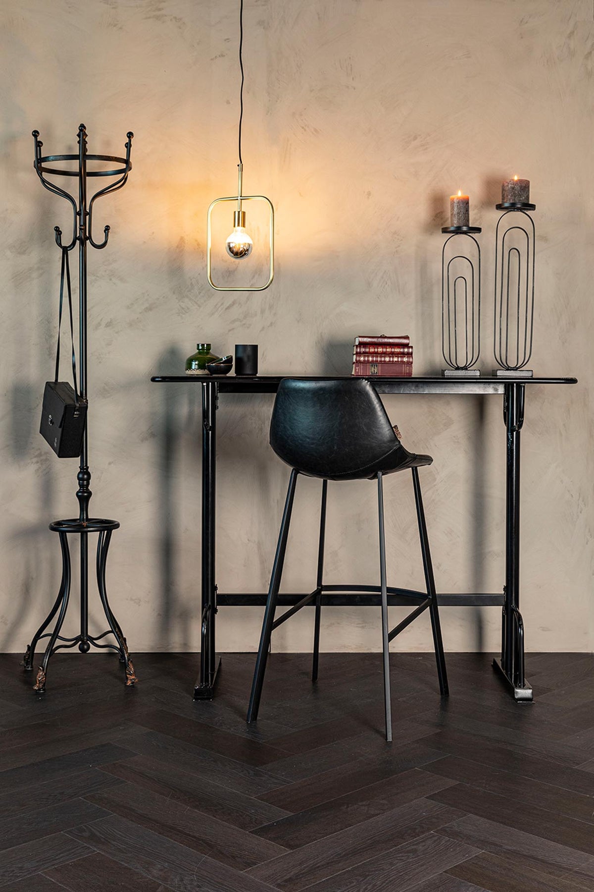 Barstuhl Franky in Schwarz / Kunstleder präsentiert im Onlineshop von KAQTU Design AG. Barstuhl ist von Dutchbone