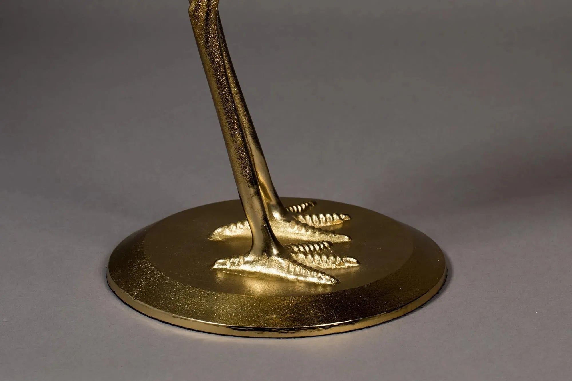 Beistelltisch Crane von Dutchbone: Kunstvolles Design mit Kranich-Motiv.