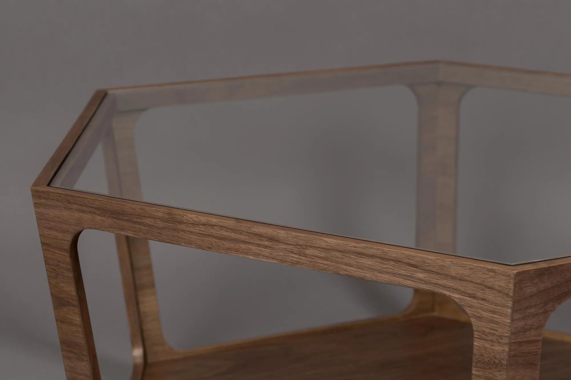 Beistelltisch Sita: Elegante Glasplatte auf stabilem Metallgestell.
