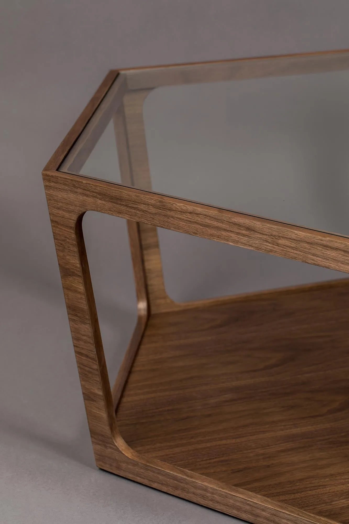 Beistelltisch Sita: Modernes Design mit Glas und robustem Metall.