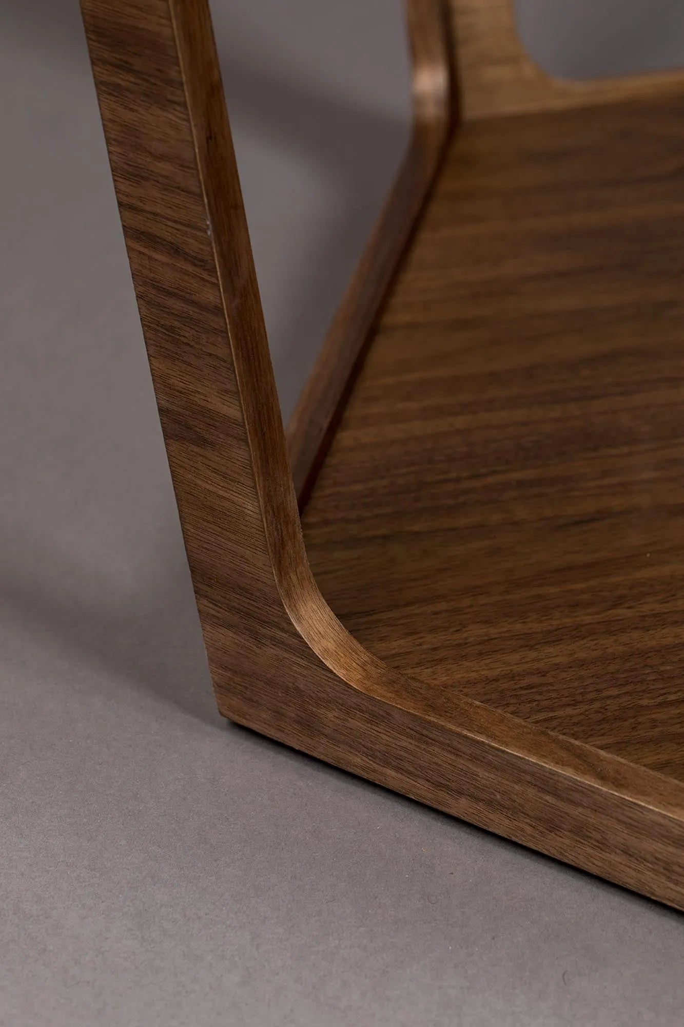 Eleganter Beistelltisch Sita: Glasplatte mit stabilem Metallgestell.
