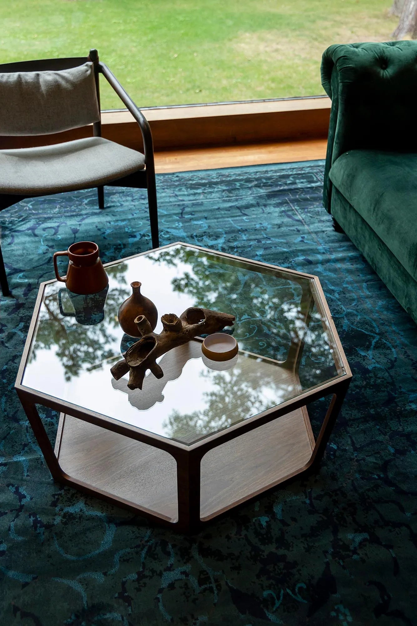 Beistelltisch Sita: Modernes Design mit Glas und robustem Metall.