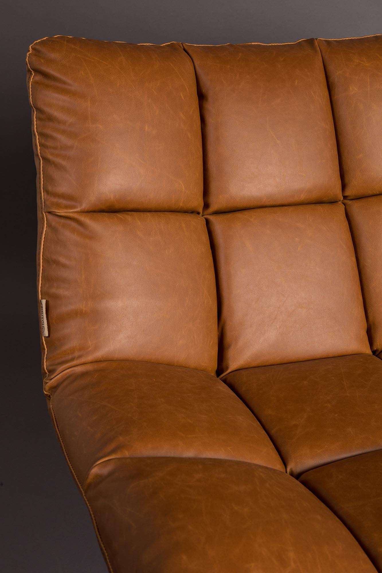 Entdecken Sie den stilvollen Loungesessel BAR von Dutchbone – eine harmonische Verbindung aus Komfort und modernem Design in warmen Erdtönen.