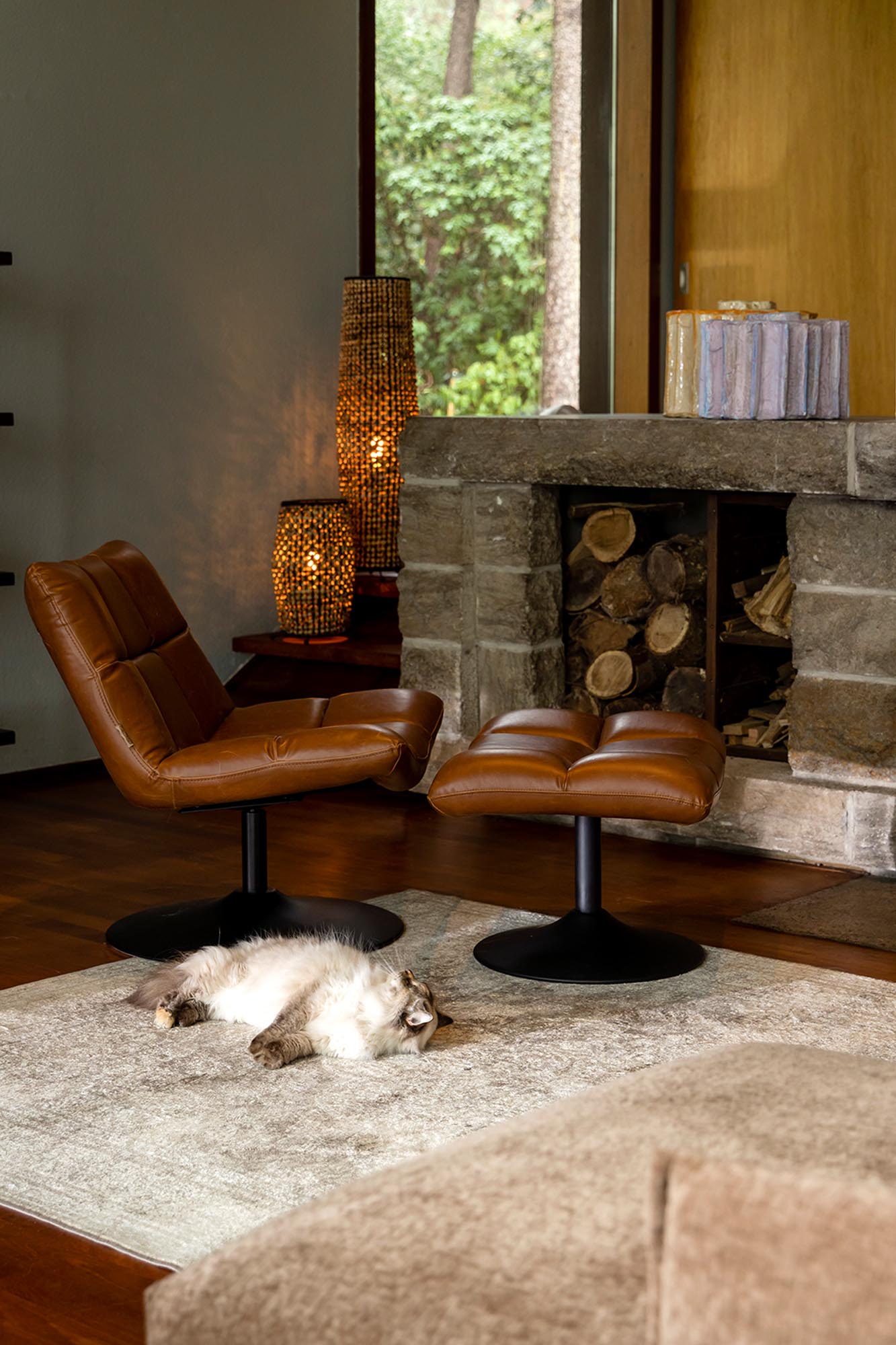 Entdecken Sie den stilvollen Loungesessel BAR von Dutchbone – eine harmonische Verbindung aus Komfort und modernem Design in warmen Erdtönen.