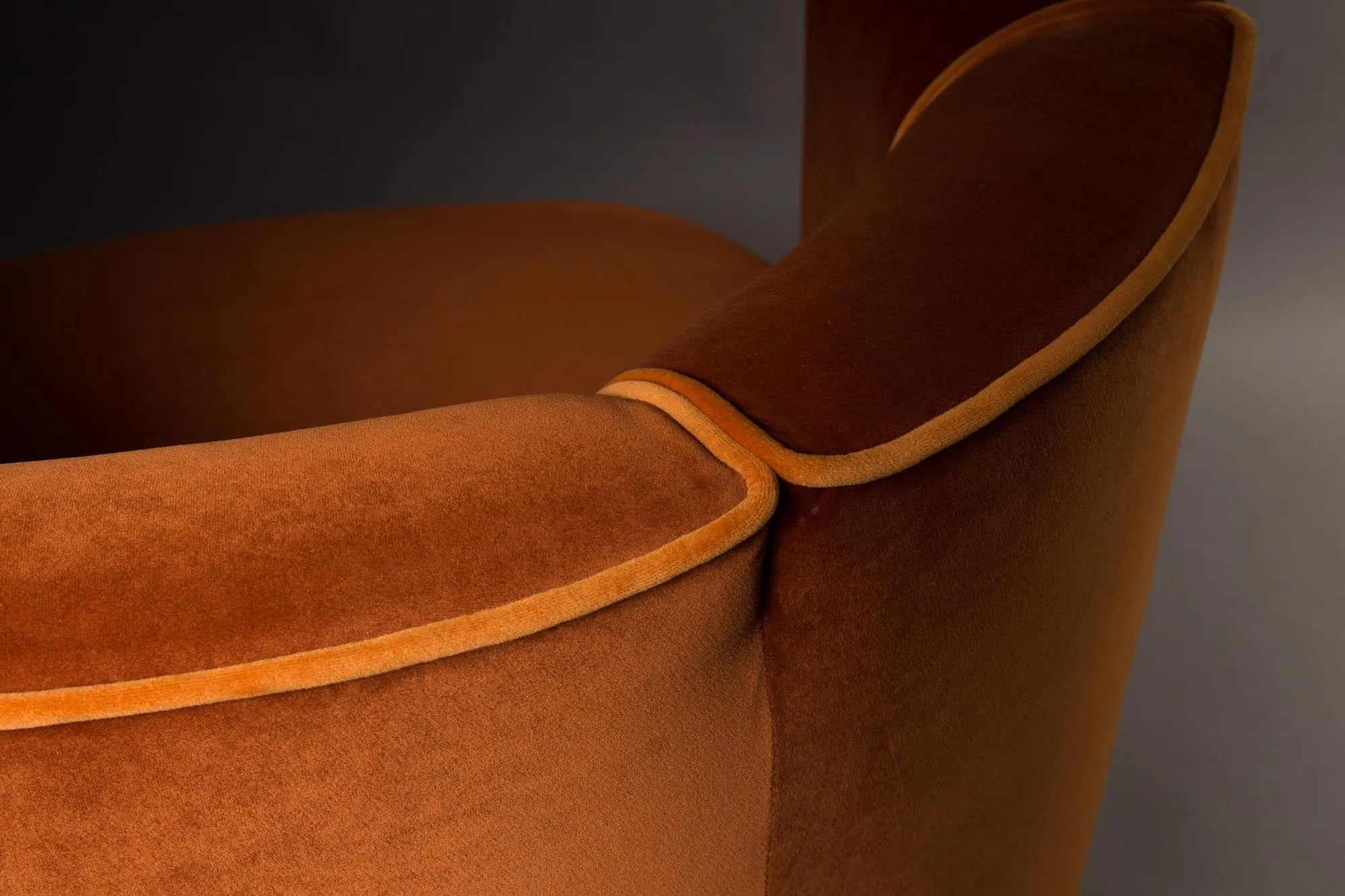 Dutchbone Flower: Eleganter Sessel für komfortable Relaxmomente.