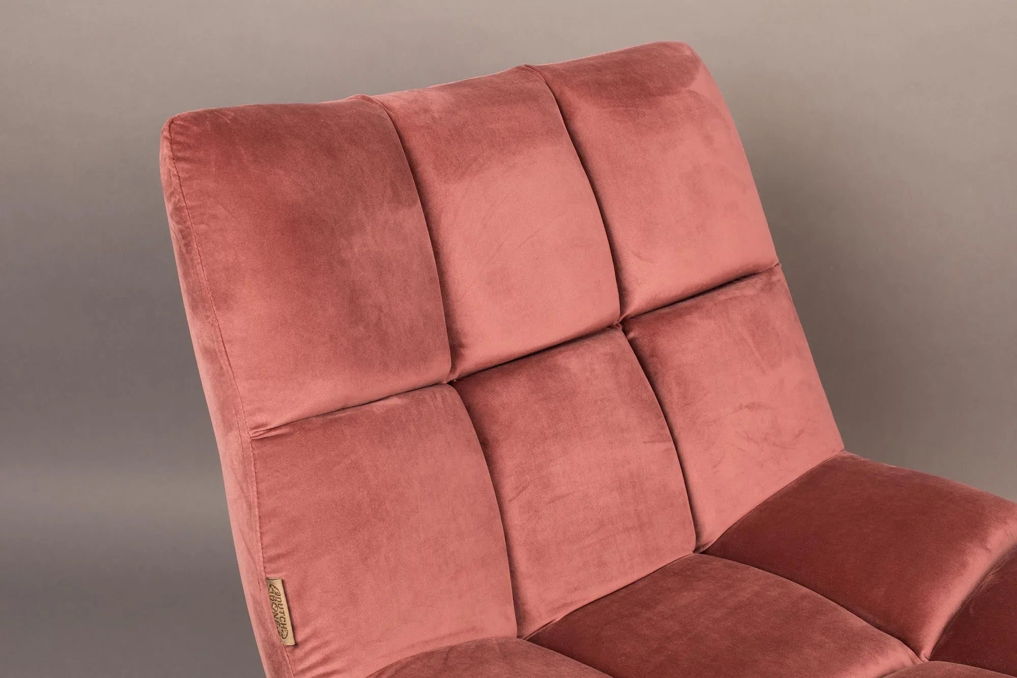 Luxuriöser Dutchbone Samtsessel für zeitlose Eleganz im Wohnzimmer.