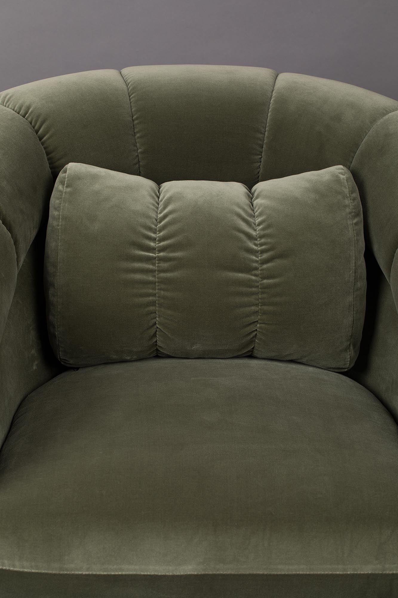 Genießen Sie den Loungesessel MEMBER von Dutchbone: elegantes Design, komfortable Polsterung und langlebige Eichenholzfüße für Ihr Zuhause.