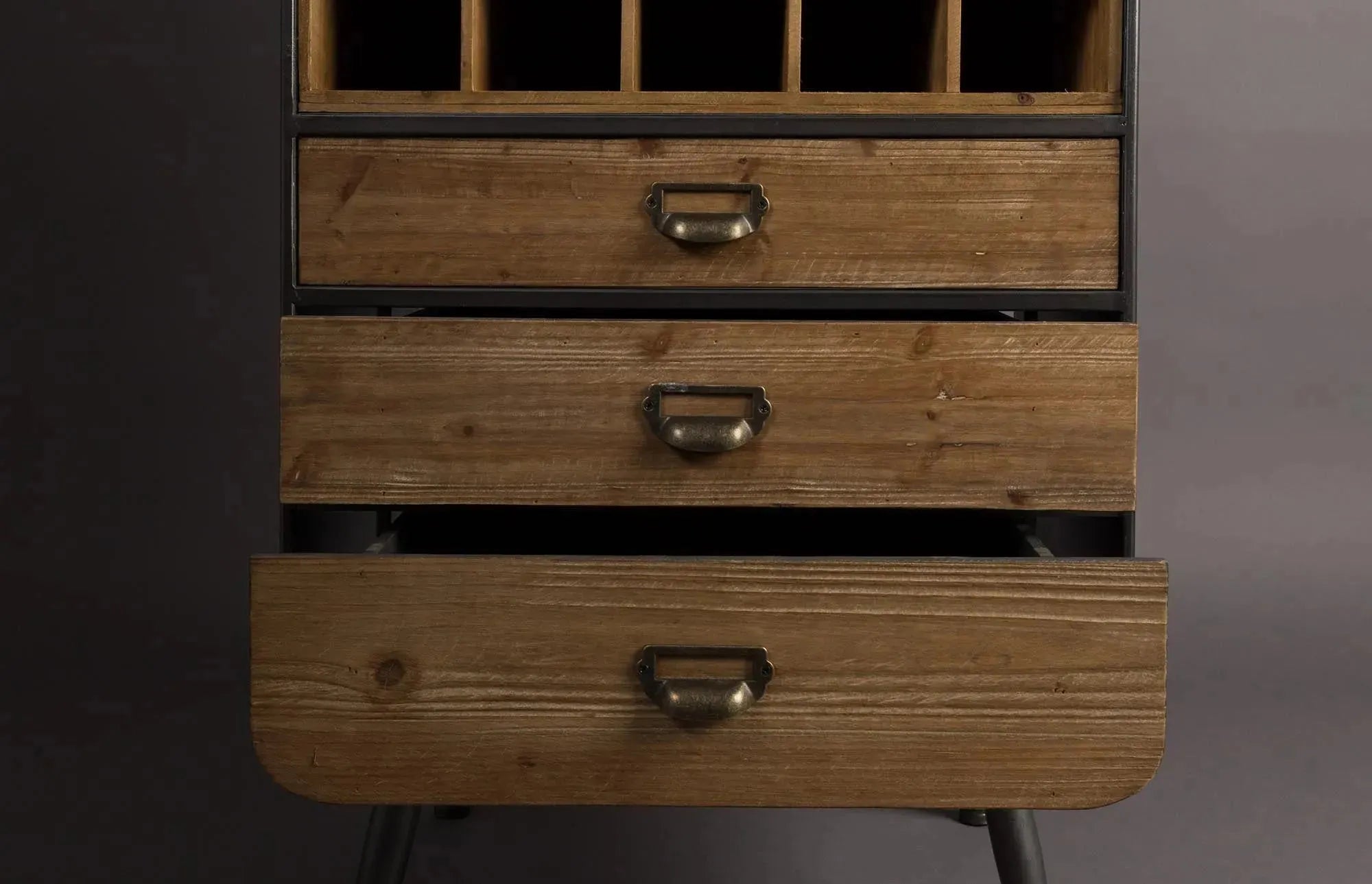 Dutchbone Cabinet Vino: Stilvolle Weinaufbewahrung für Kenner.