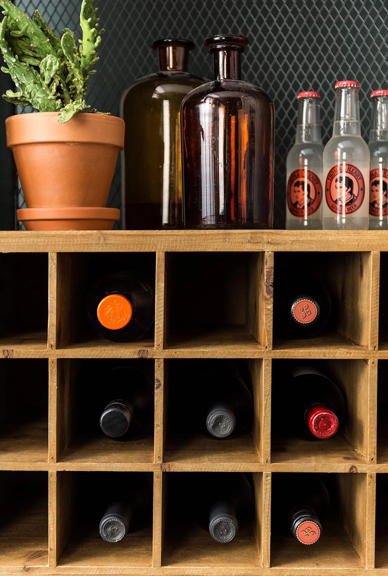 Dutchbone Cabinet Vino: Edles Design für Ihre Weinsammlung.