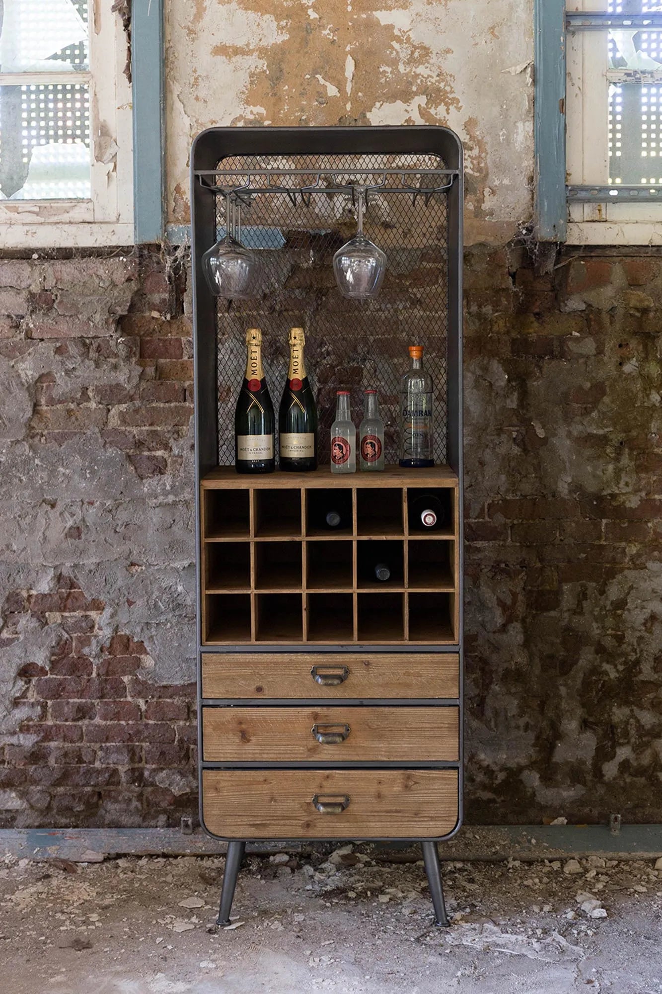 Dutchbone Cabinet Vino: Stilvolle Aufbewahrung für Weinliebhaber.