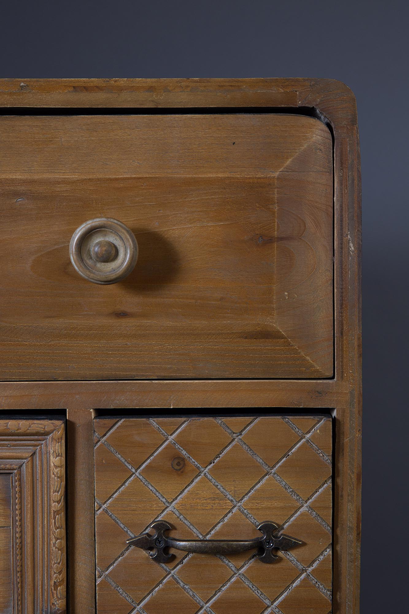 Dutchbone Cabinet Jove: Eleganter Stauraum für jedes Interieur.
