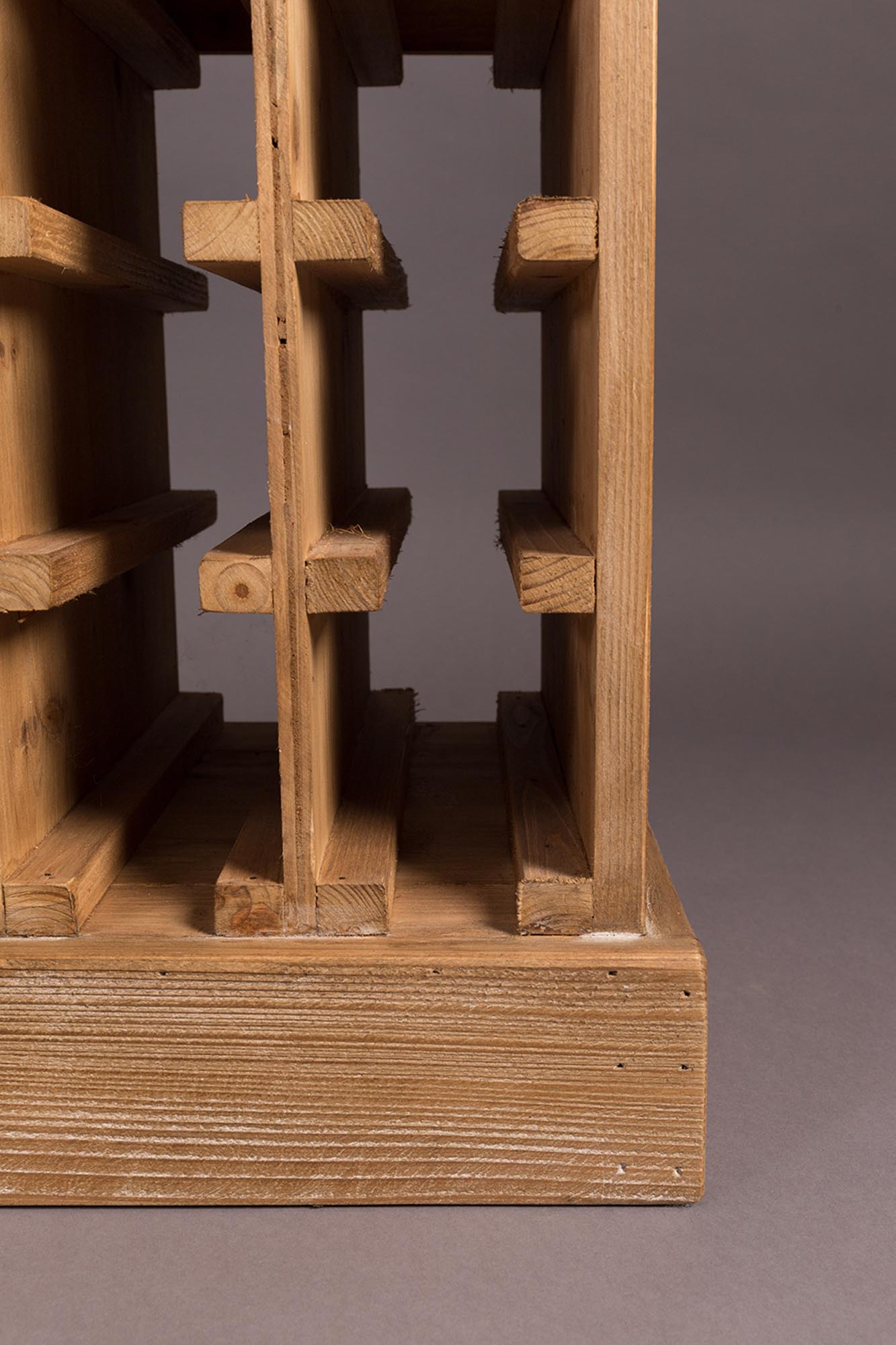 Entdecken Sie das Cabinet Claude von Dutchbone – ein stilvolles Möbelstück, das Retro-Charme mit praktischer Aufbewahrung vereint.