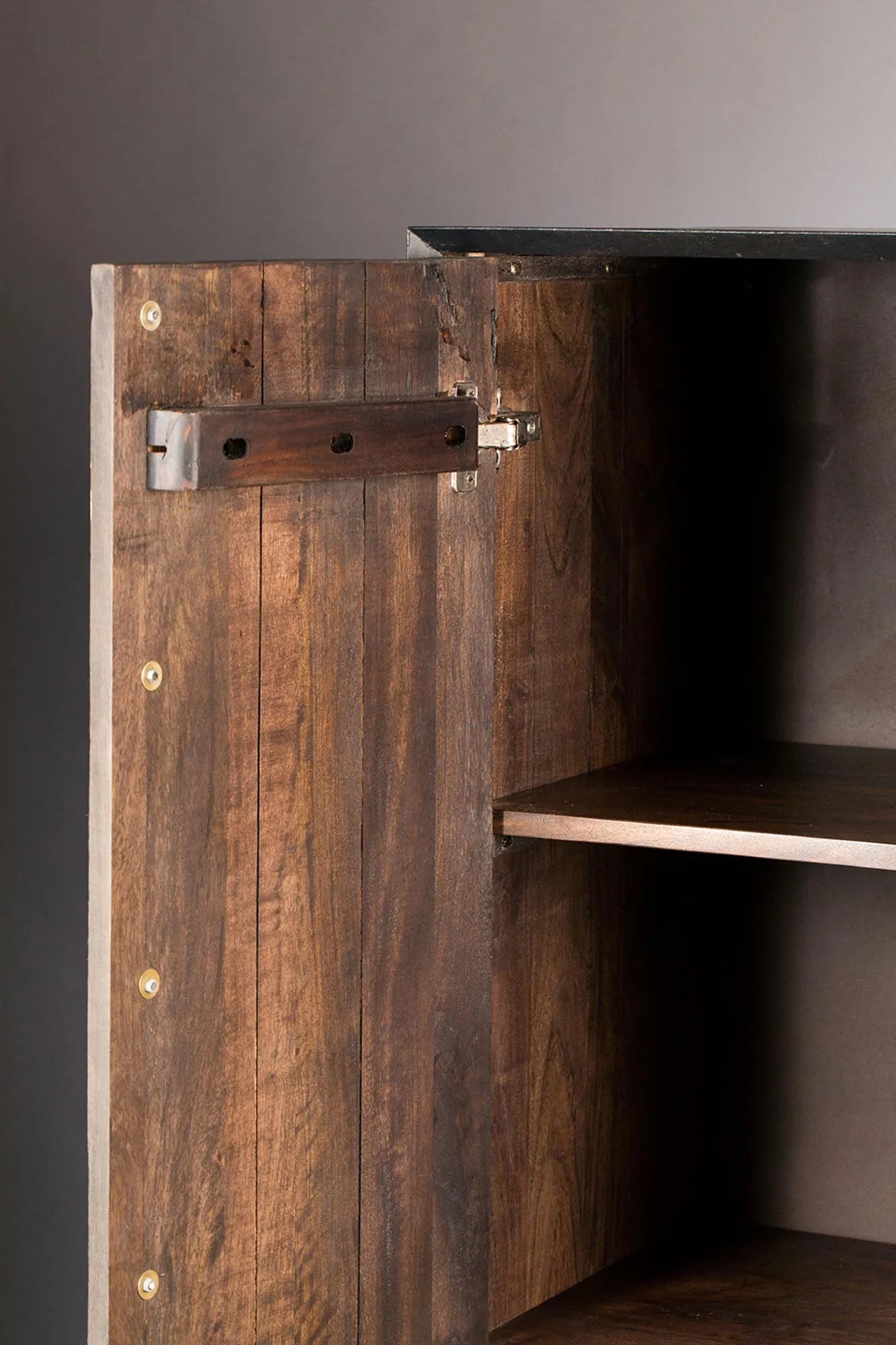 Elegantes Dutchbone Cabinet Nairobi: Perfekte Ergänzung für Ihr Zuhause.
