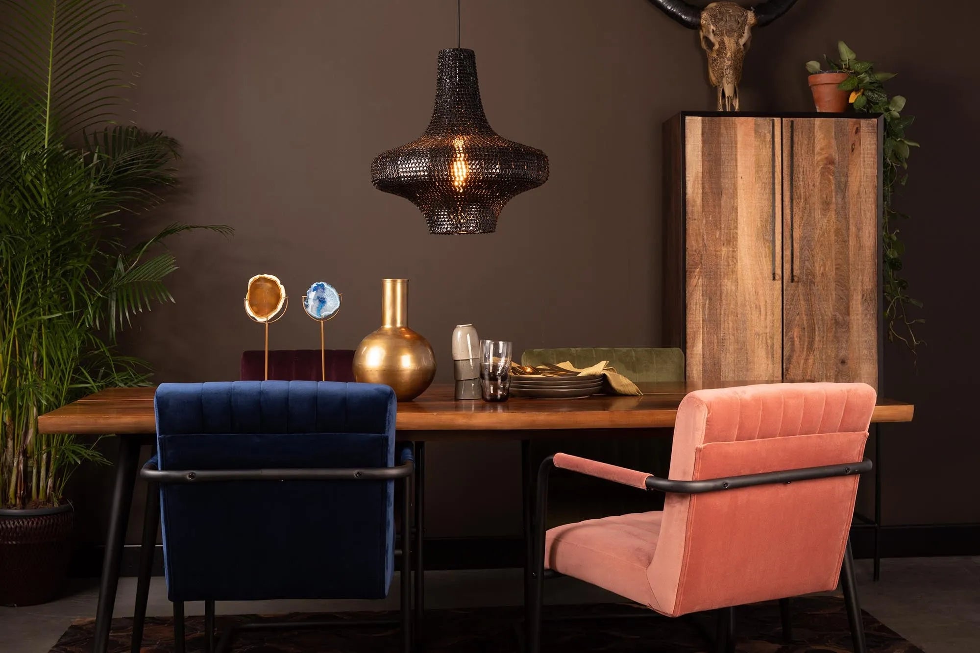 Elegantes Dutchbone Cabinet Nairobi: Perfekte Harmonie aus Form & Funktion.