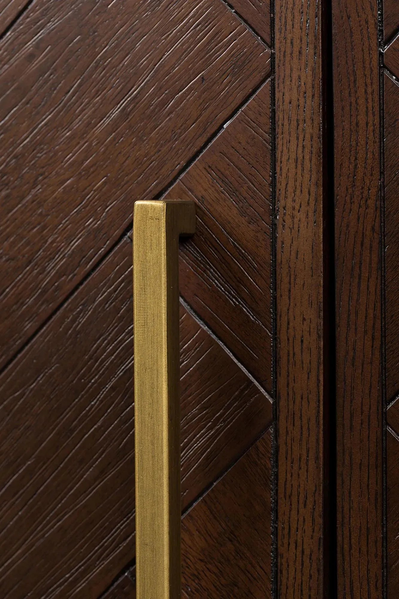 Dutchbone Cabinet Class: Zeitloses Design trifft auf funktionalen Stauraum.