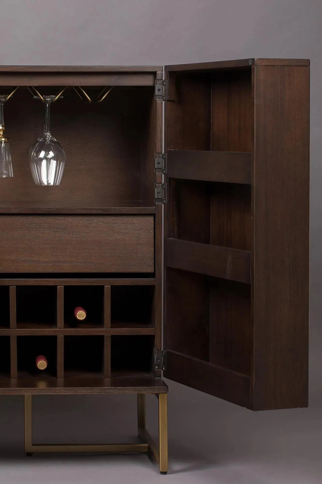 Dutchbone Cabinet Class: Stilvoller Stauraum mit Retro-Akzenten.
