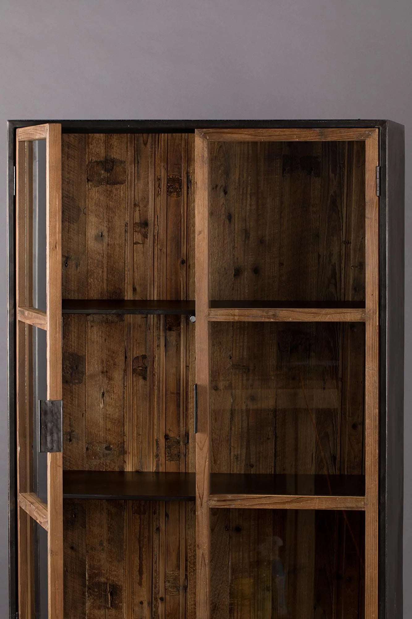 Dutchbone Cabinet Berlin: Stilvolle Aufbewahrung mit urbanem Flair.