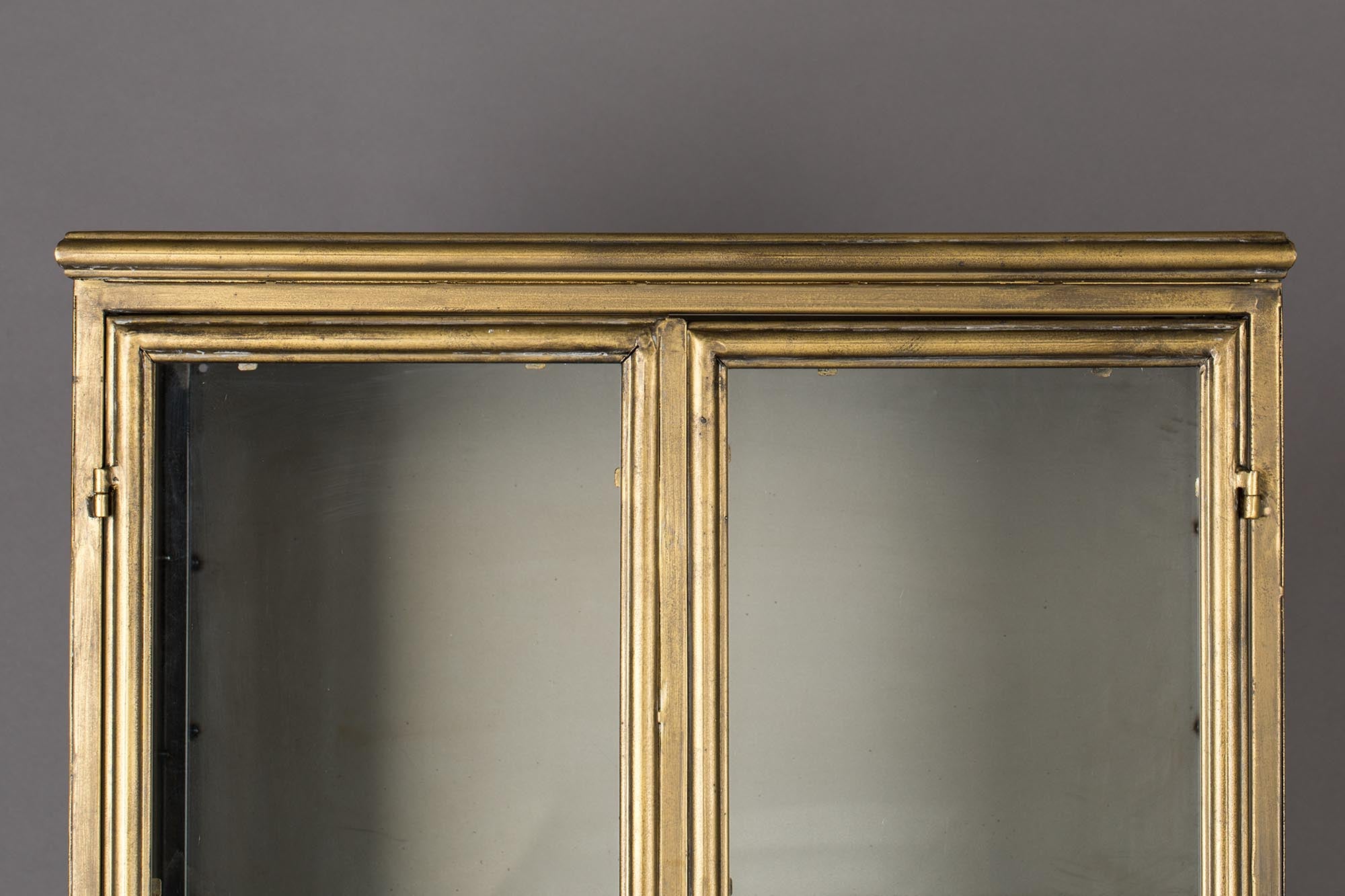 Entdecken Sie das Cabinet GERTLUSH von Dutchbone – ein elegantes Möbelstück aus massivem Holz, das Funktionalität und modernes Design vereint.