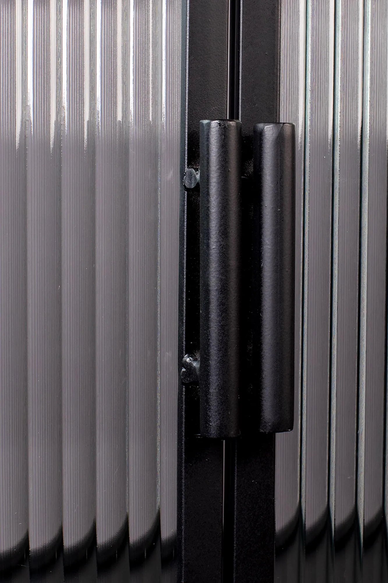 Dutchbone Cabinet Boli S: Elegante Aufbewahrung mit industriellem Charme.