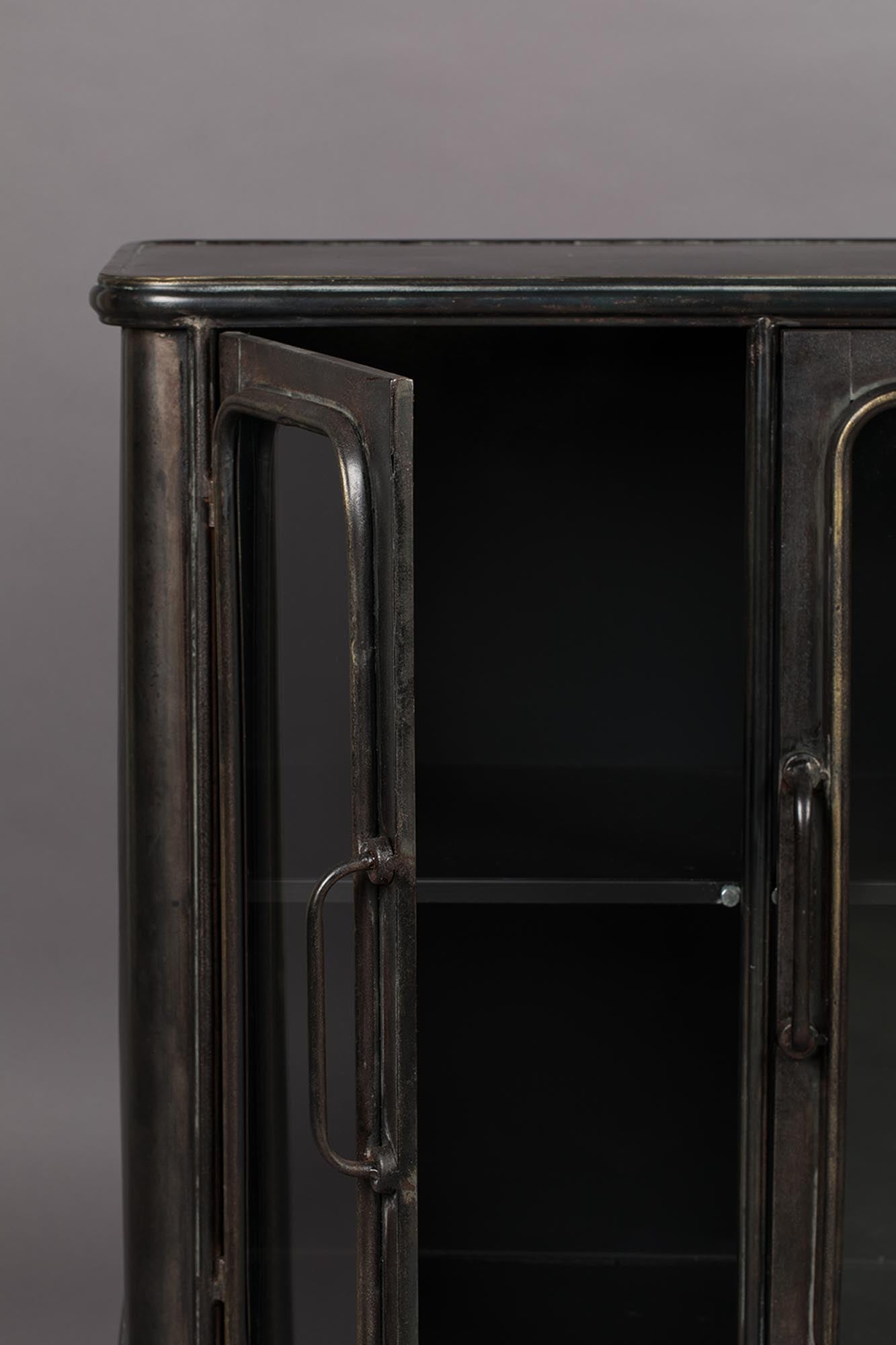 Das Sideboard Denza von Dutchbone vereint stilvolles Design mit praktischer Nutzung – ideal für moderne Wohnräume.