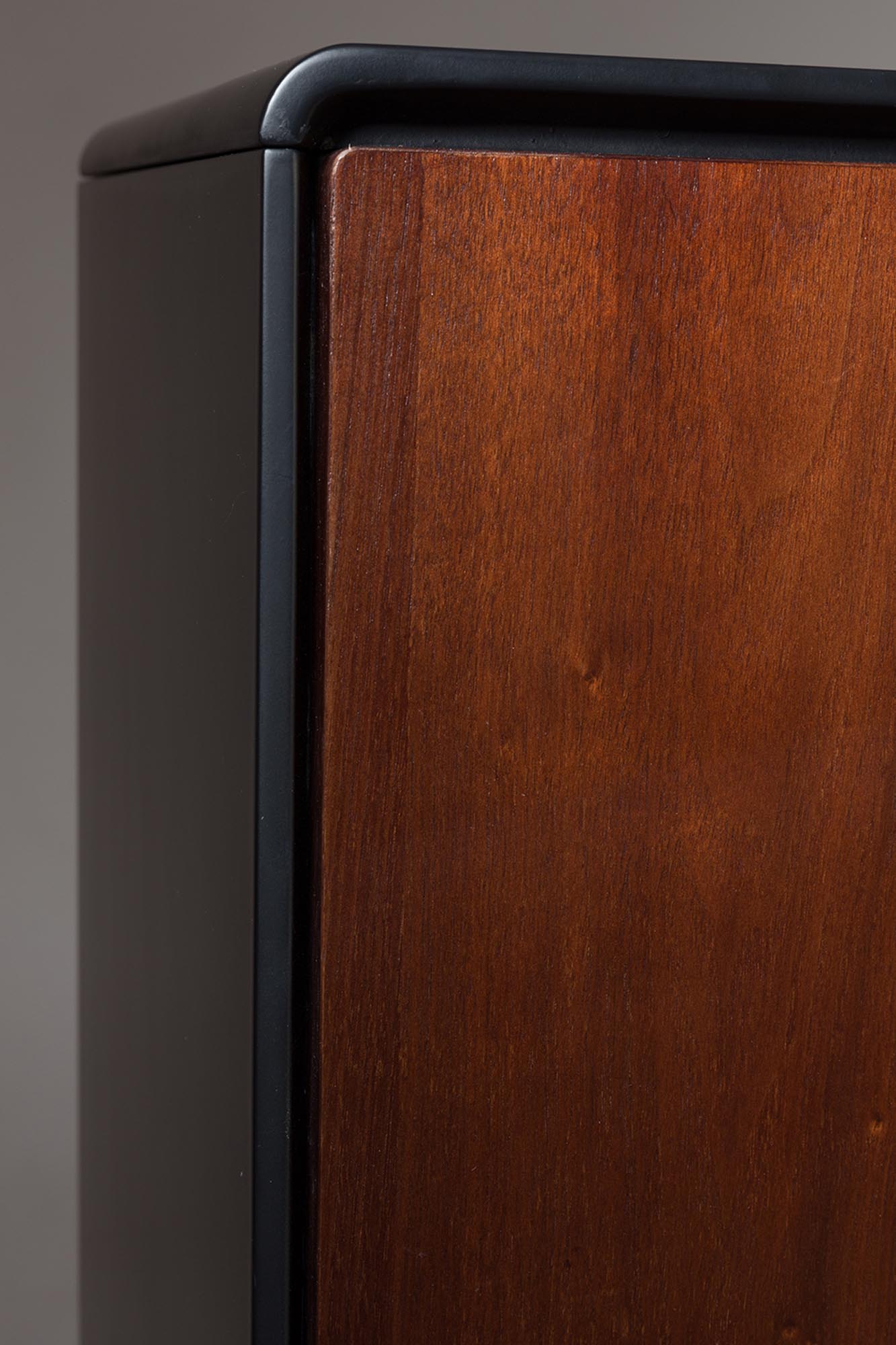 Das Sideboard Juju Low von Dutchbone vereint modernes Design mit praktischer Funktionalität und verleiht jedem Raum einen Hauch von Eleganz.