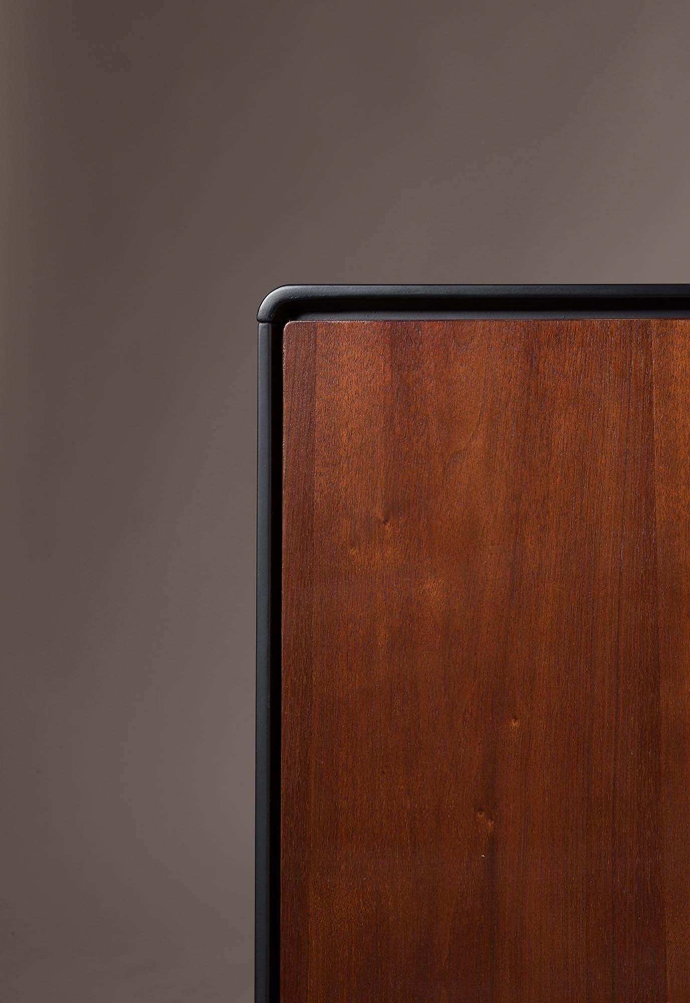 Sideboard Juju High: Zeitlose Eleganz und praktischer Stauraum.