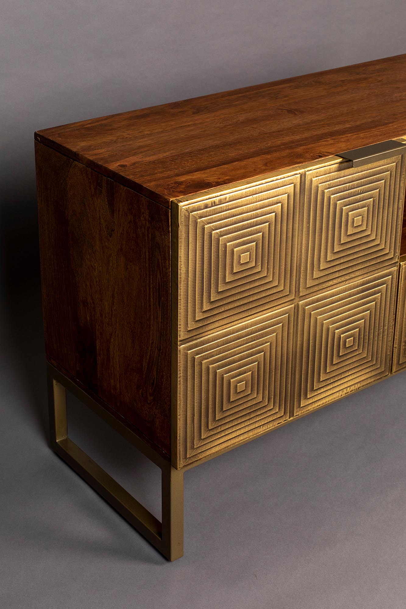 Sideboard Volan: Zeitloses Design trifft auf praktischen Stauraum.