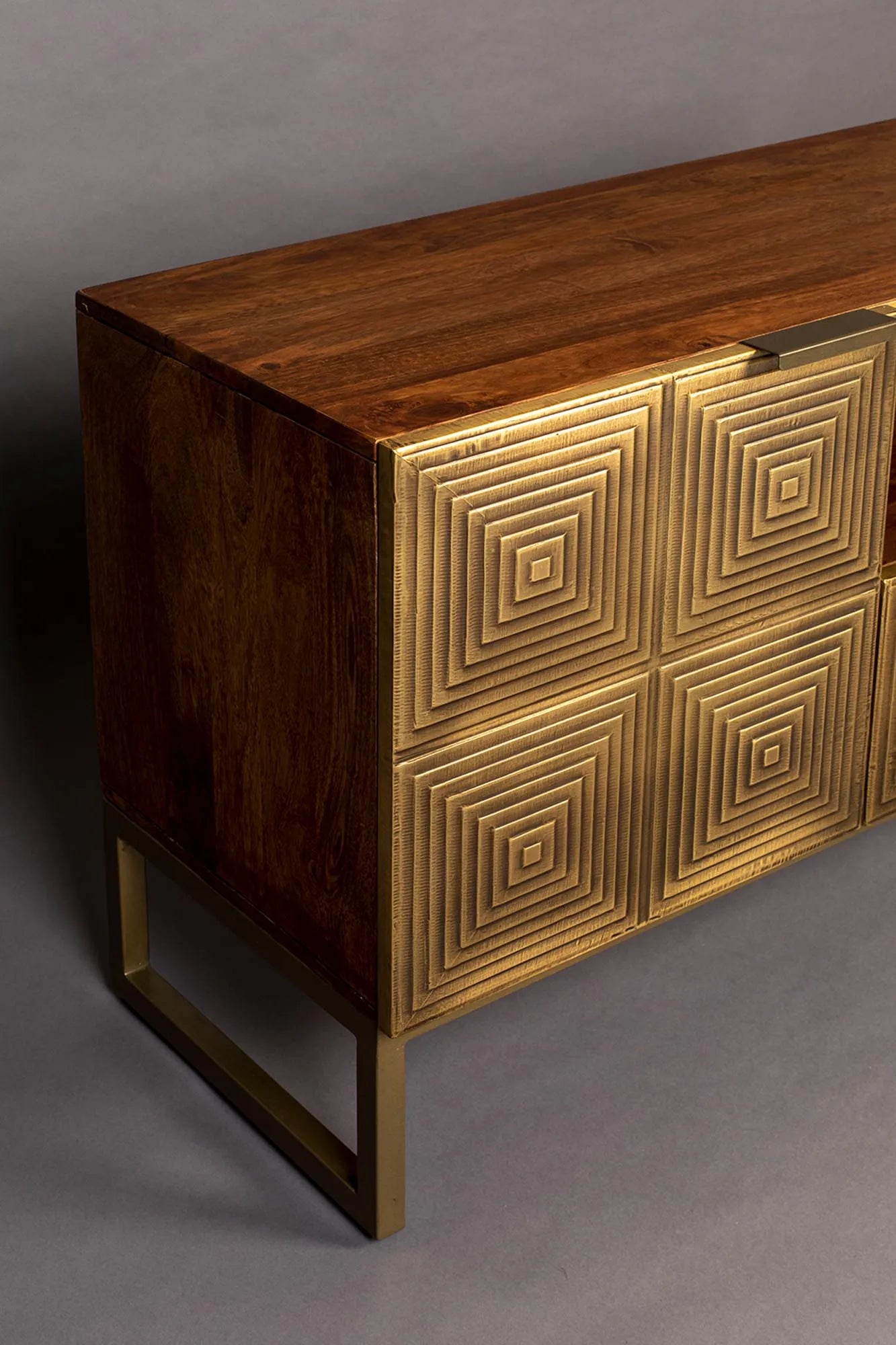 Sideboard Volan: Zeitloses Design trifft auf praktischen Stauraum.