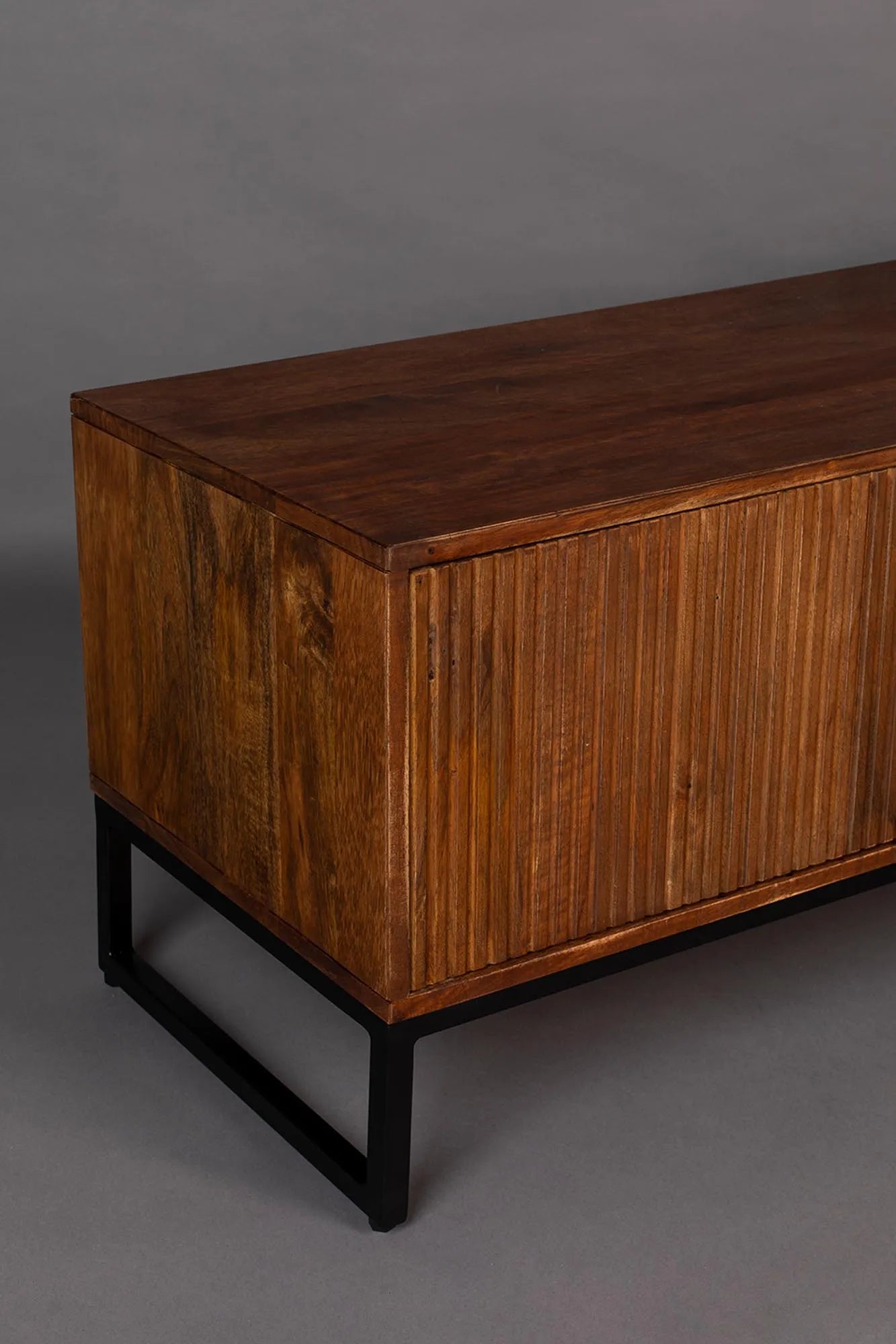 Sideboard Saroo: Retro-Design trifft auf zeitgemäße Eleganz.