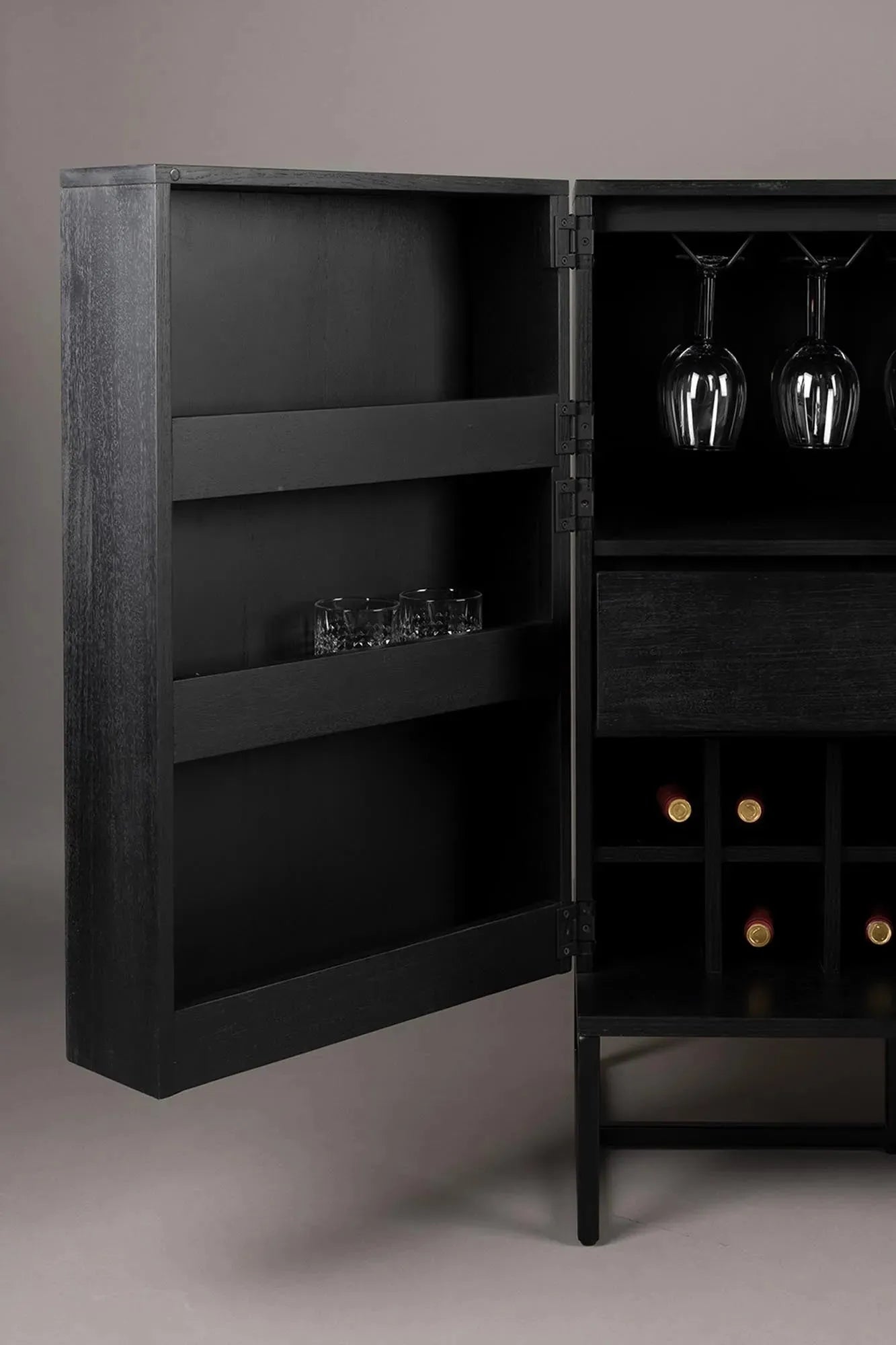 Dutchbone Cabinet Class: Retro-Design trifft auf moderne Funktionalität.
