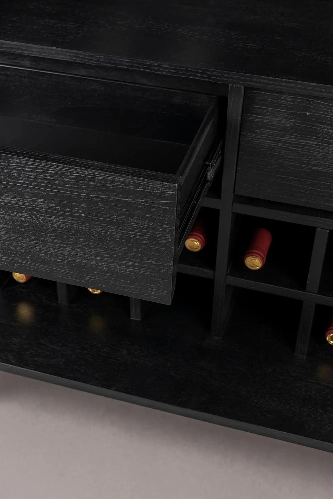 Dutchbone Cabinet Class: Eleganter Stauraum mit Vintage-Akzenten.