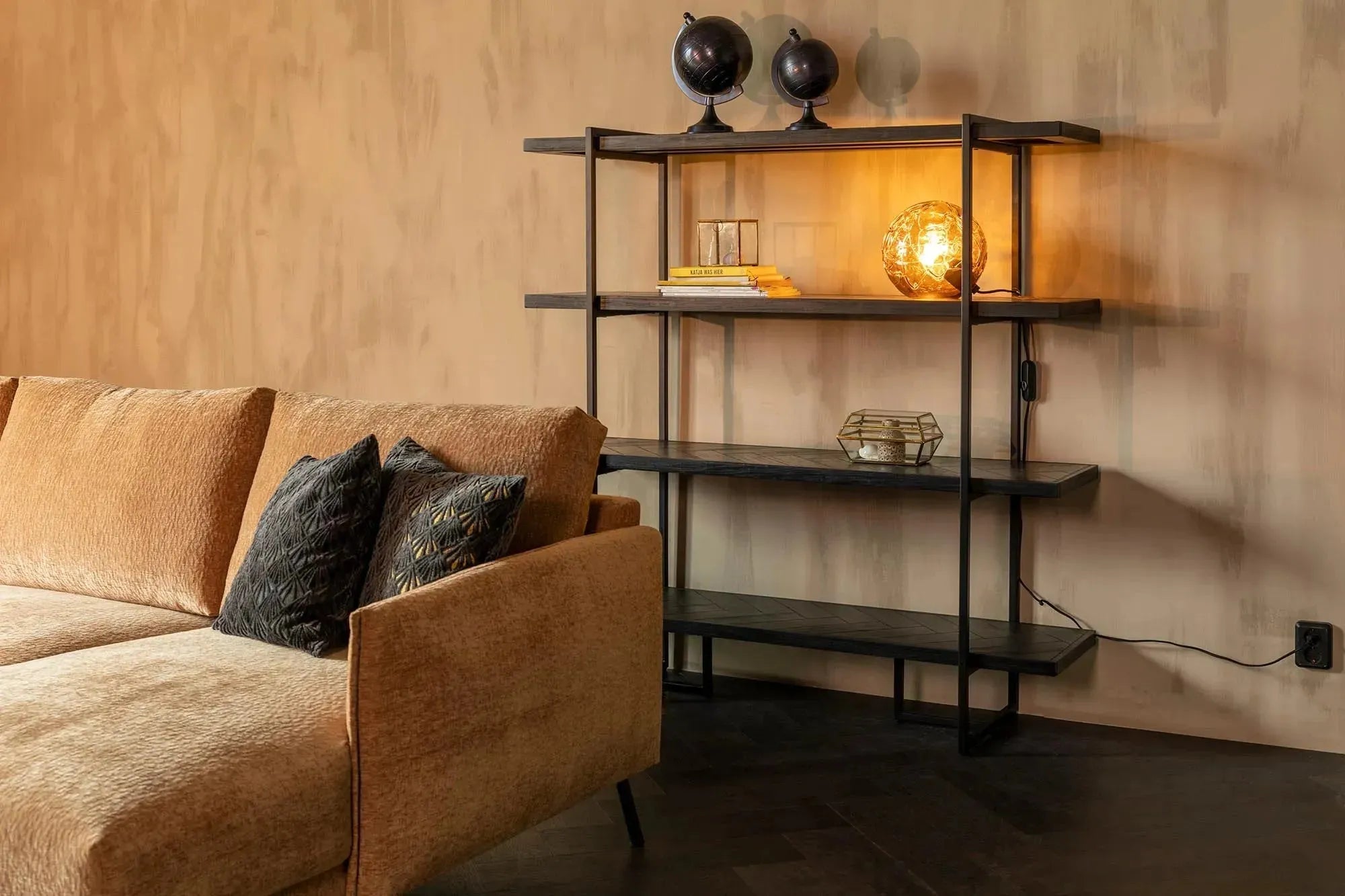 Dutchbone Regal Class: Stilvolles Design für jeden Wohnraum.