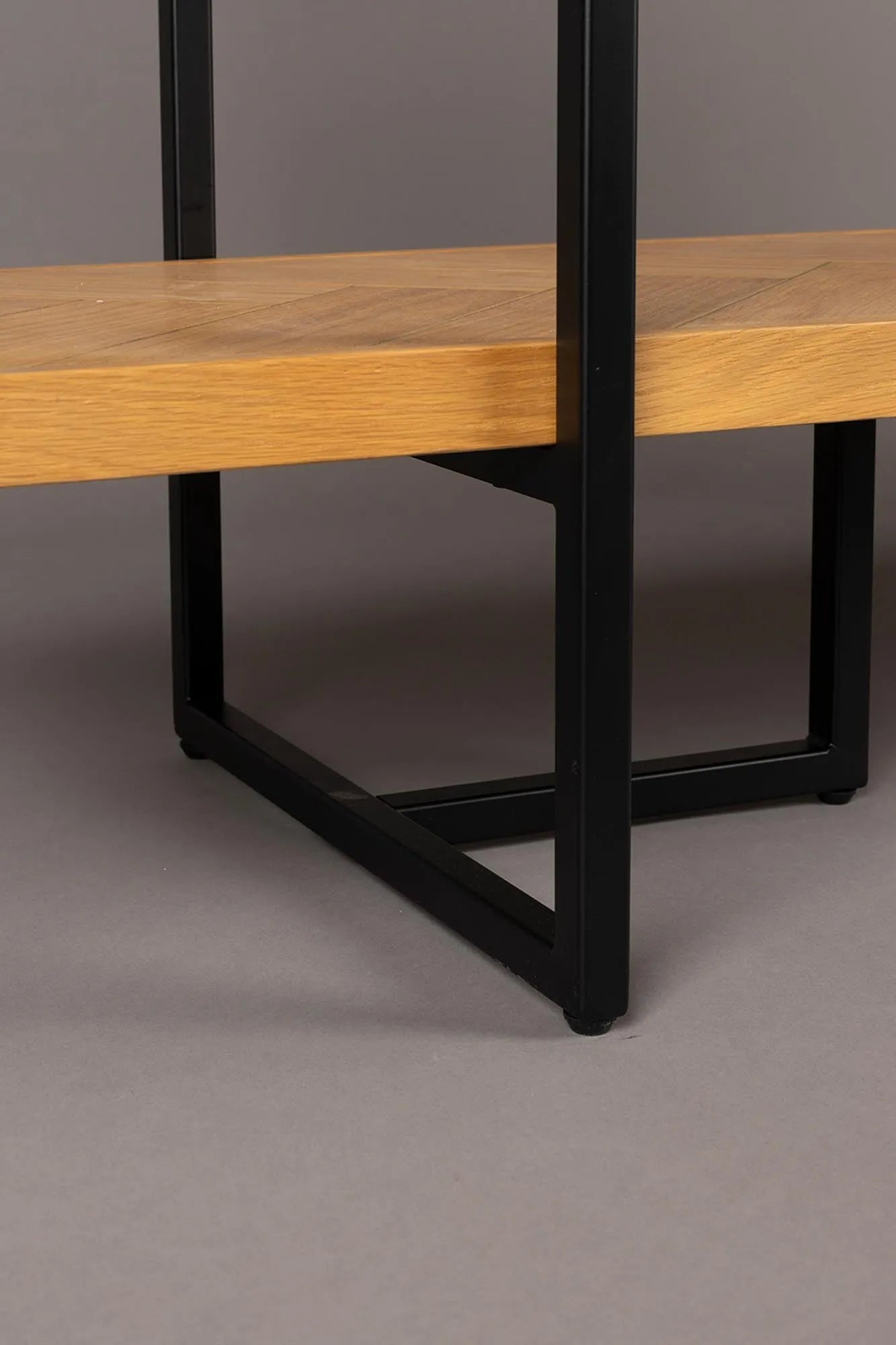 Dutchbone Regal Class: Stilvolles Design für moderne Wohnräume.
