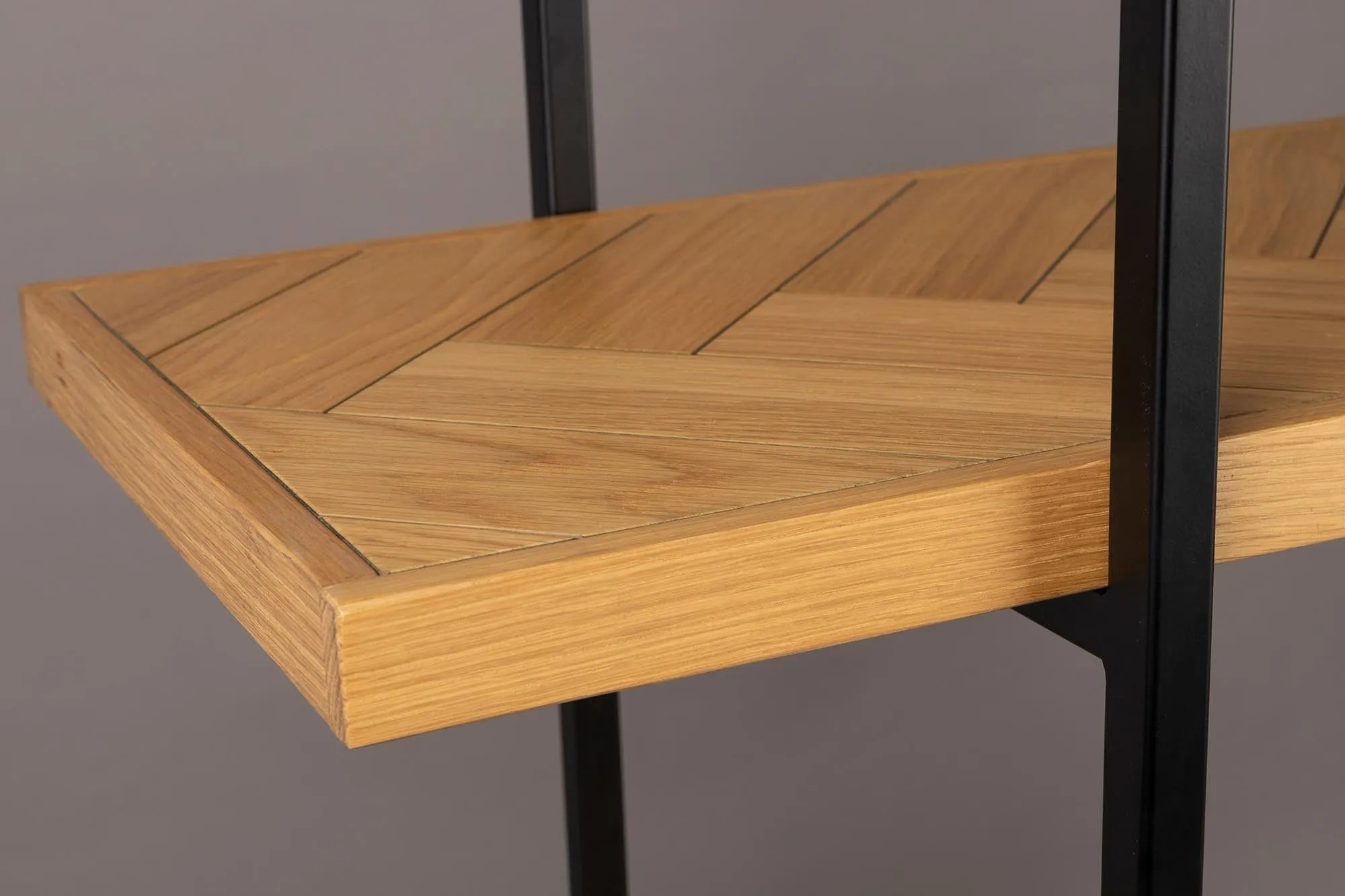 Dutchbone Regal Class: Zeitloses Design trifft auf praktische Vielseitigkeit.