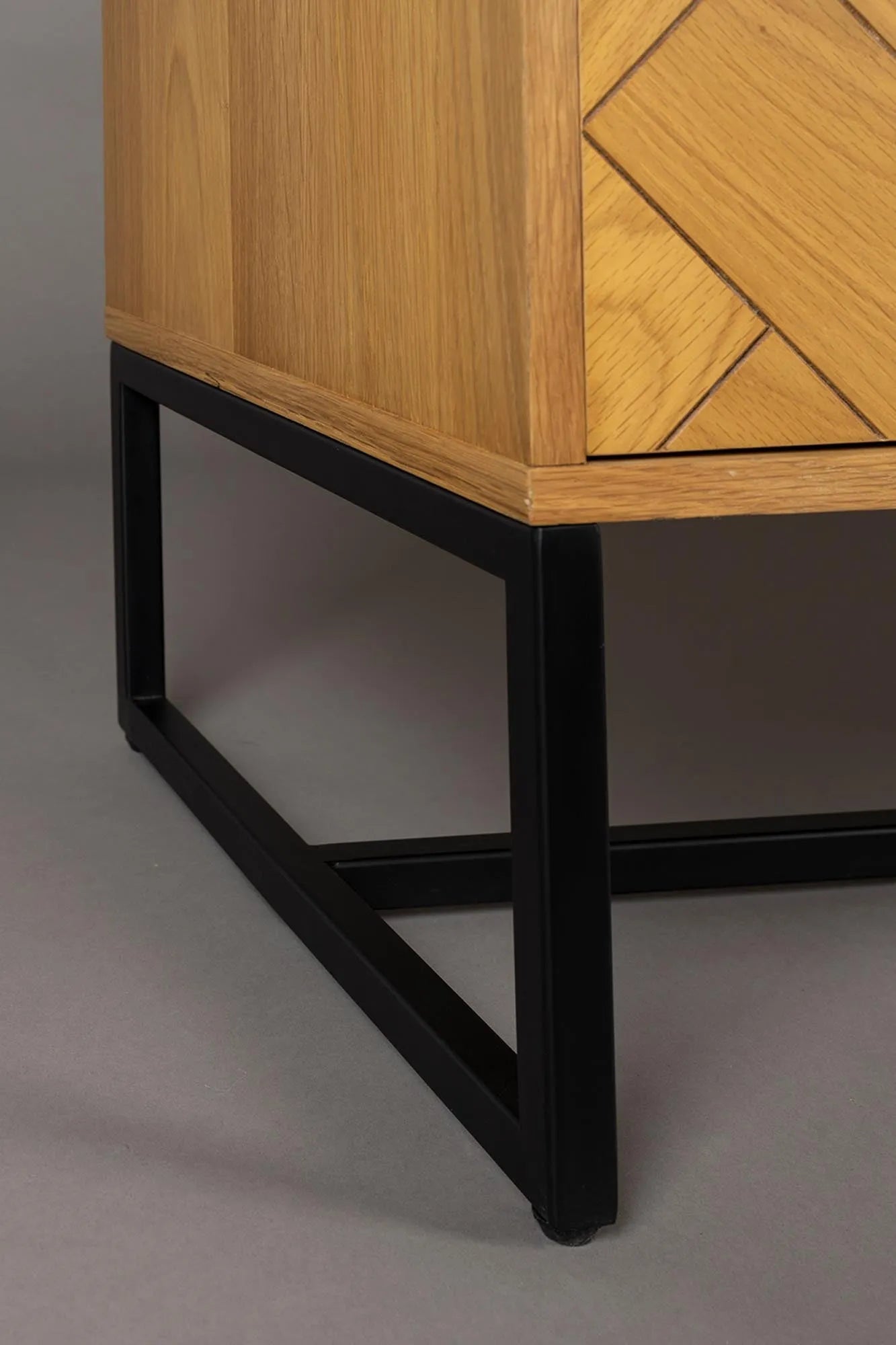 Dutchbone Class Low: Stilvolles Sideboard im eleganten Vintage-Look.